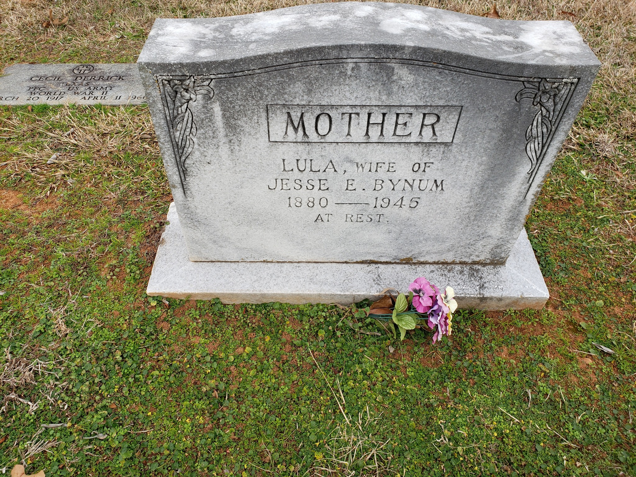 Headstone reading 'Mother — Lula, wife of Jesse E. Bynum, 1880–1945, At Rest'